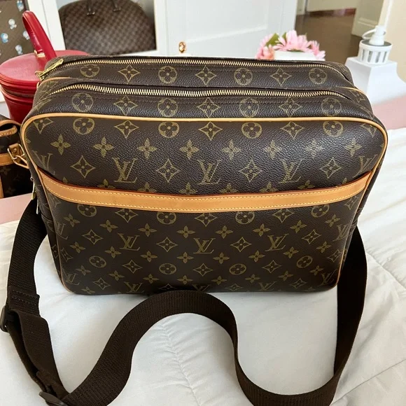 Louis Vuitton Reporter Gm in very good, 100 percent authentic, very clean